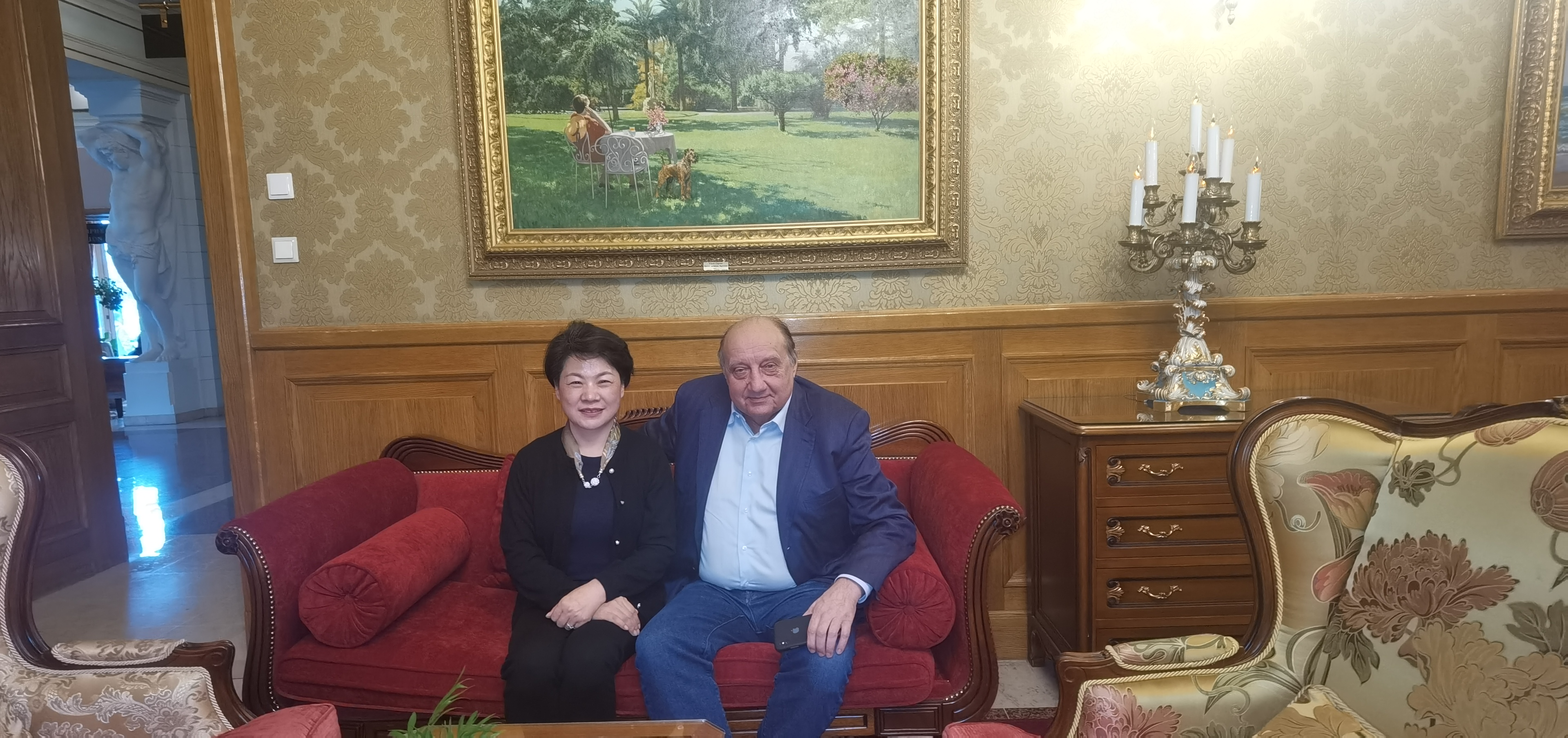 在2023年10月末，我司董事長(zhǎng)與俄羅斯煤炭協(xié)會(huì)會(huì)長(zhǎng)見面